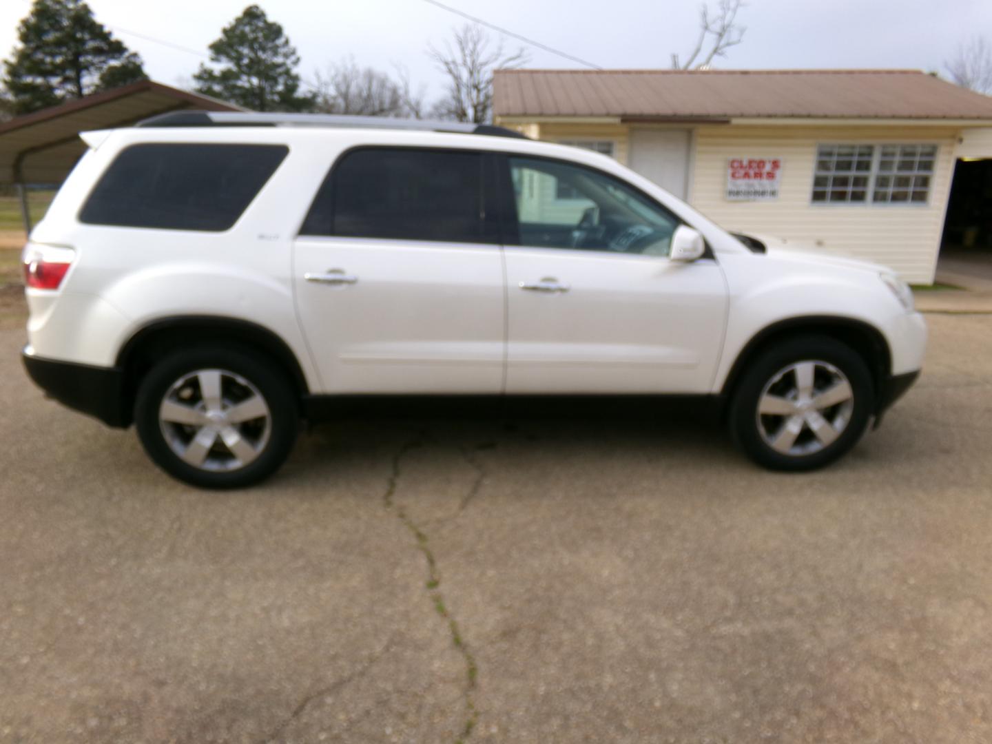 2012 White Diamond Pearl /Tan GMC Acadia SLT (1GKKRRED6CJ) with an 3.6L engine, automatic transmission, located at 401 First NE, Bearden, AR, 71720, (870) 687-3414, 33.726528, -92.611519 - Photo#27